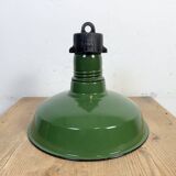Lampe à suspension industrielle en émail vert, années 1960