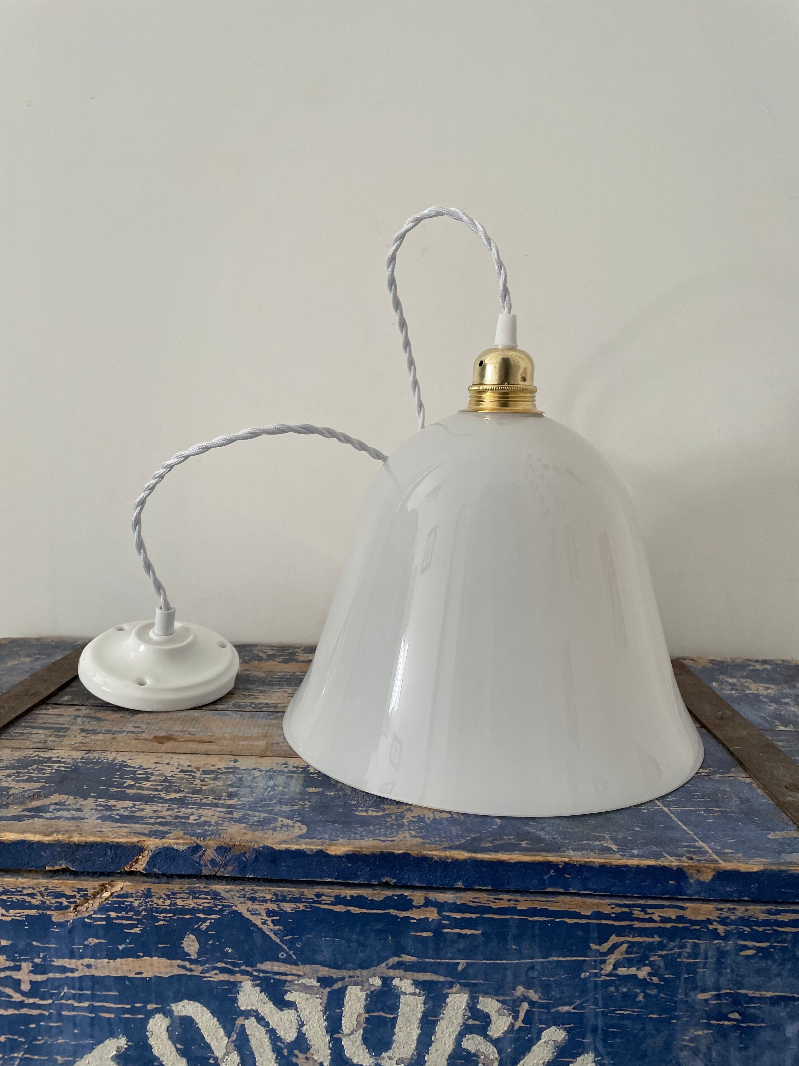 Vintage suspension in electrified white opaline to nine
