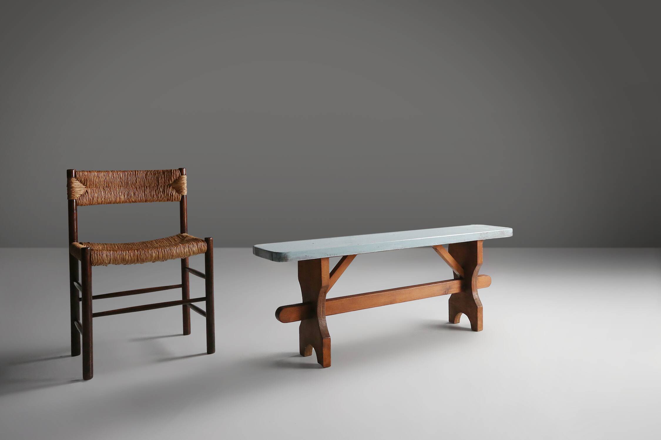 Banc rustique en bois avec plateau bleu, France 1930