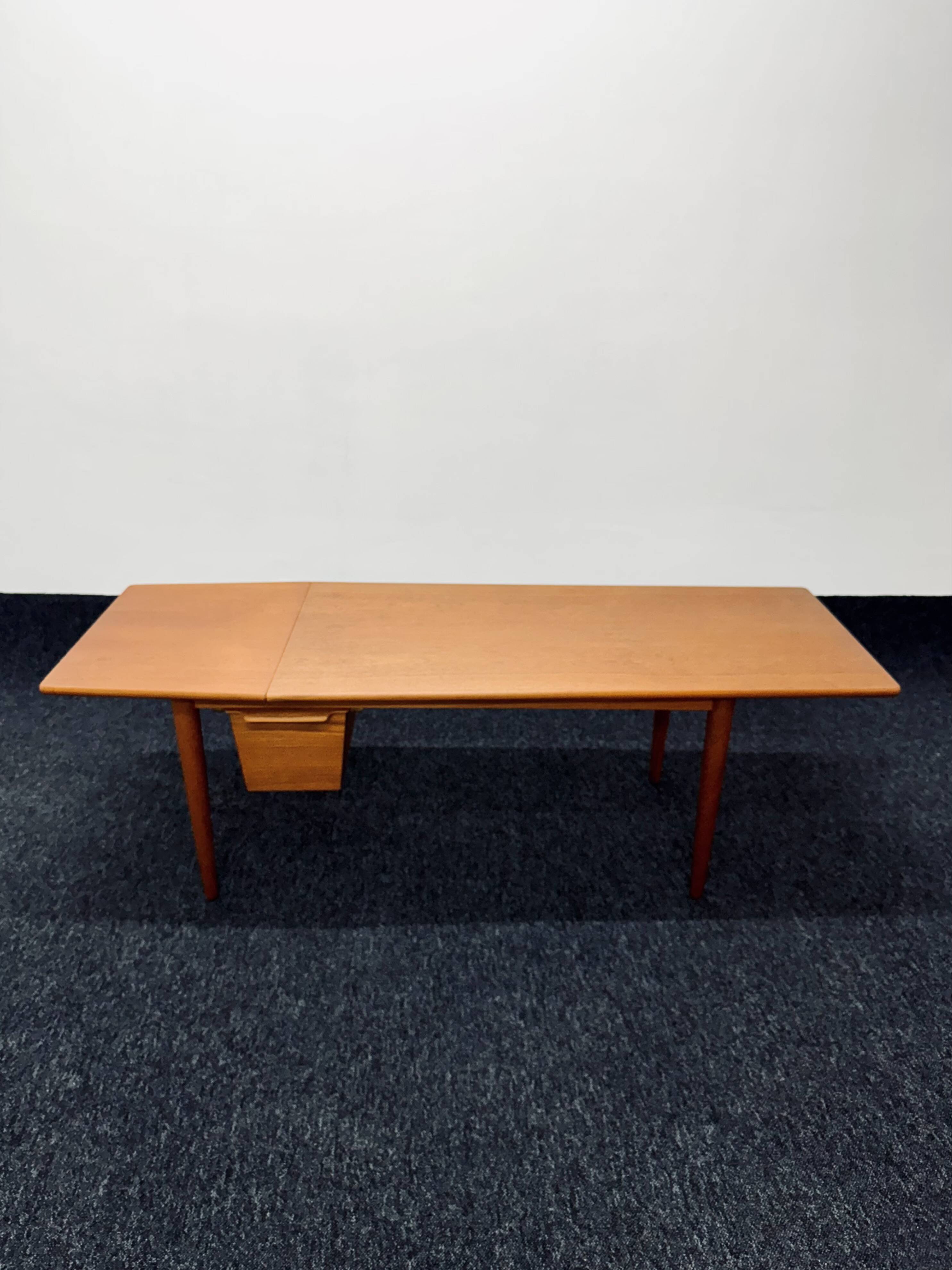 Table basse danoise en teck par Arne Vodder