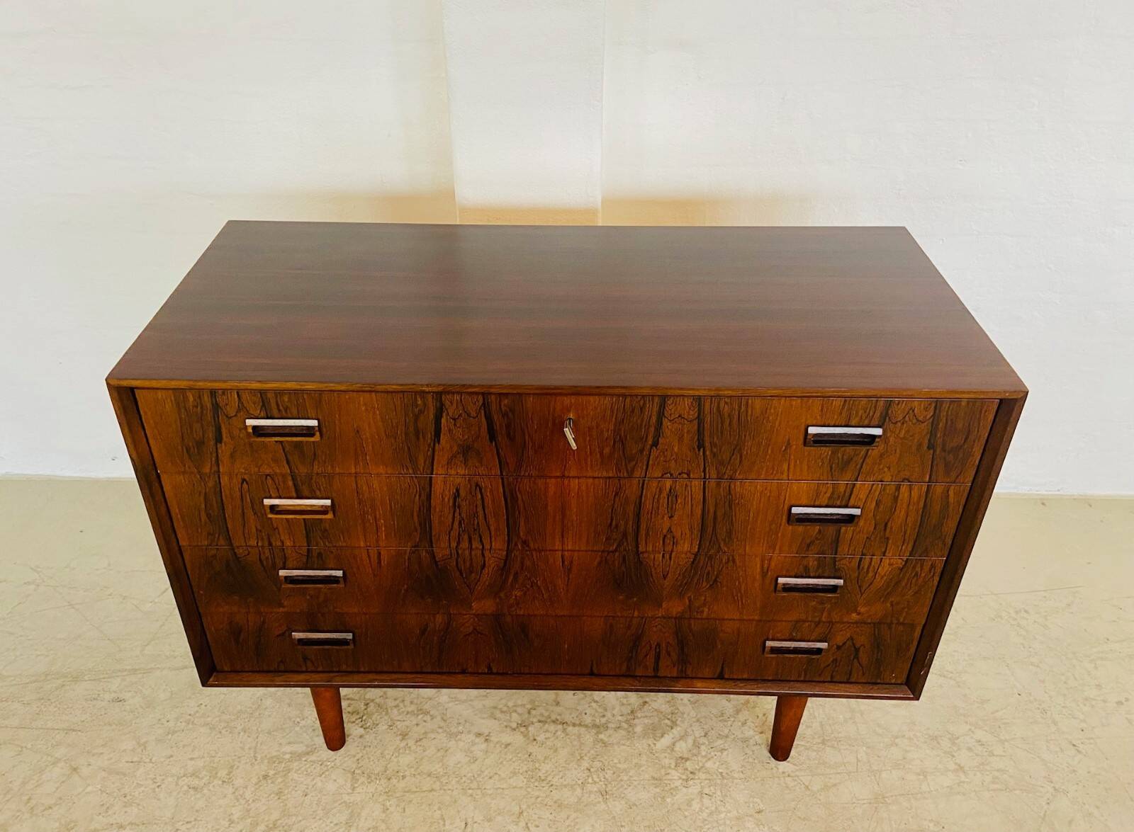 Commode danoise vintage en palissandre du milieu du siècle par Kaj Larsen