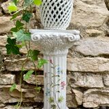 Cracked earthenware column
