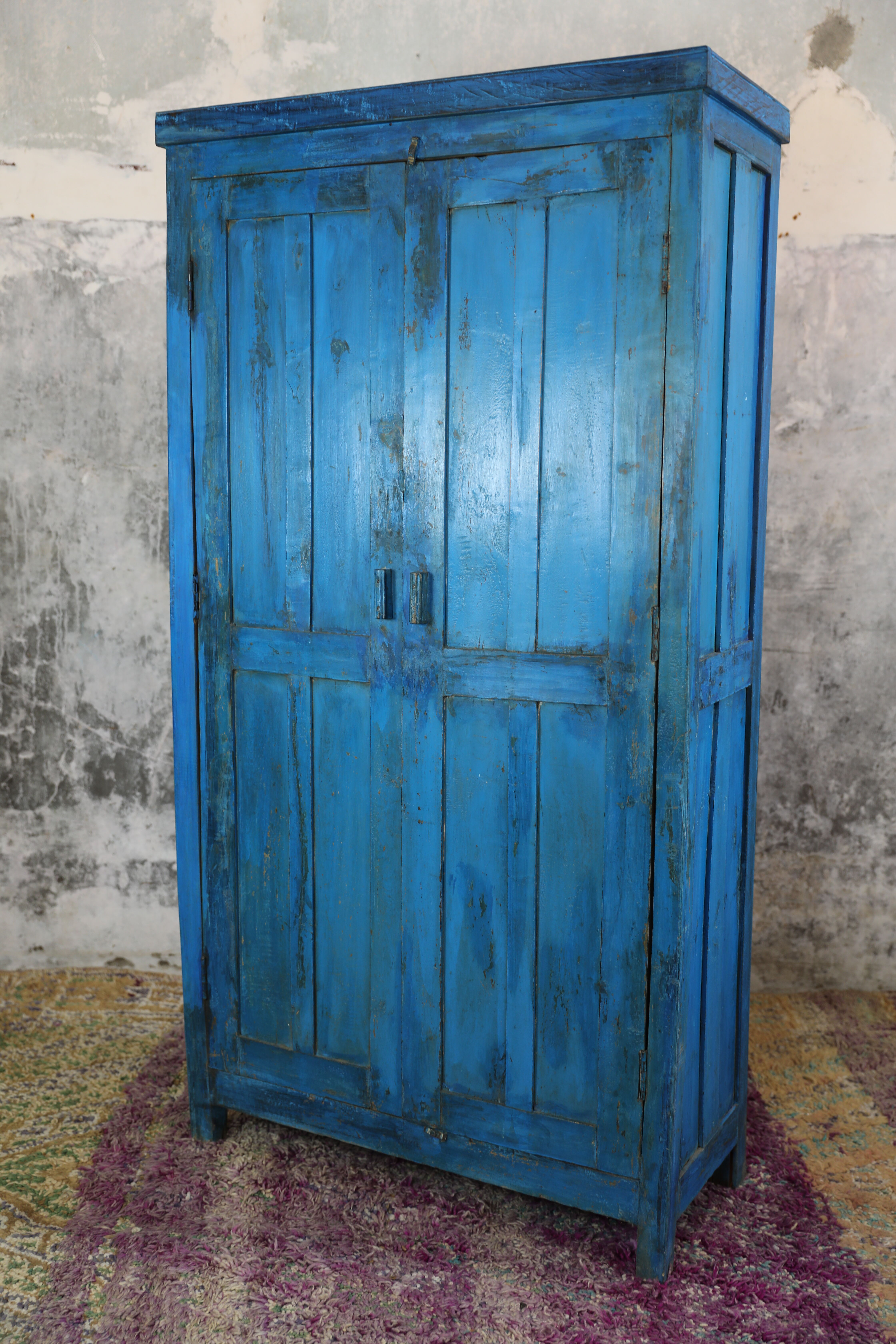 Indian wardrobe 2 solid doors and 3 shelves, interior in raw wood