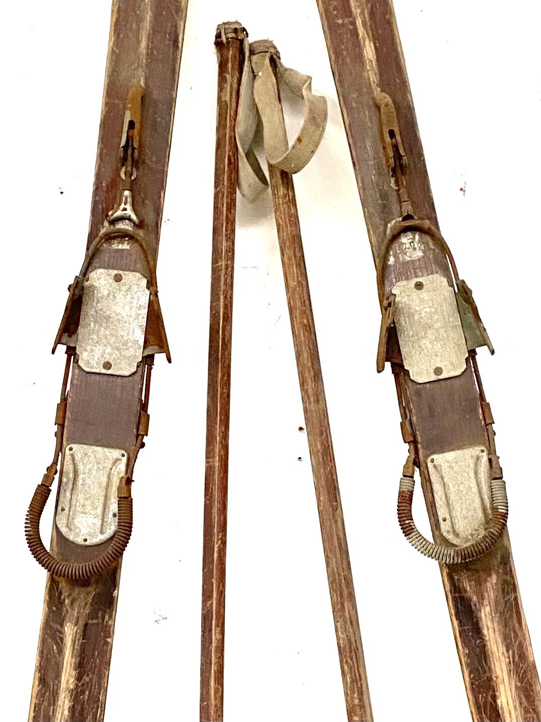 Ski en bois avec bâtons