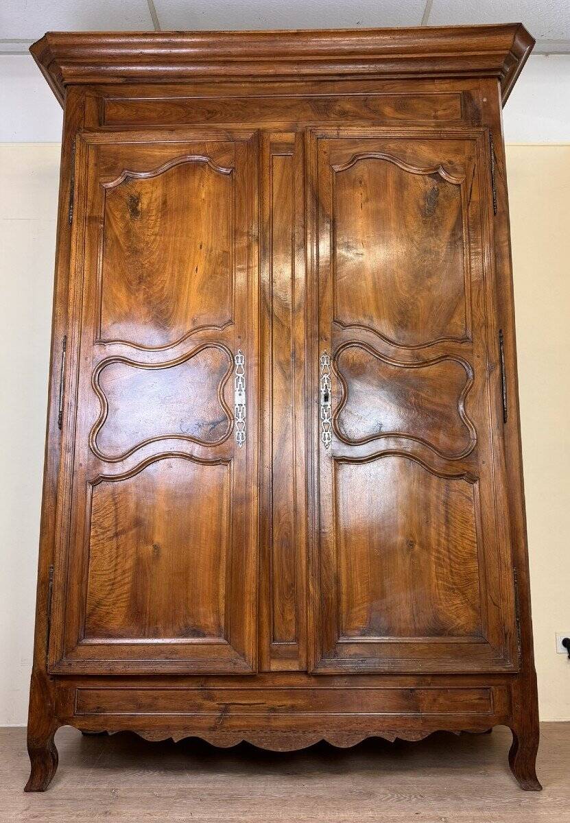 Armoury Lxv (17th Century) in Solid Walnut