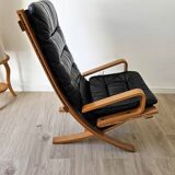 Scandinavian armchair in wood and leather.