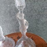 Paire de bougeoirs couple en verre moulé