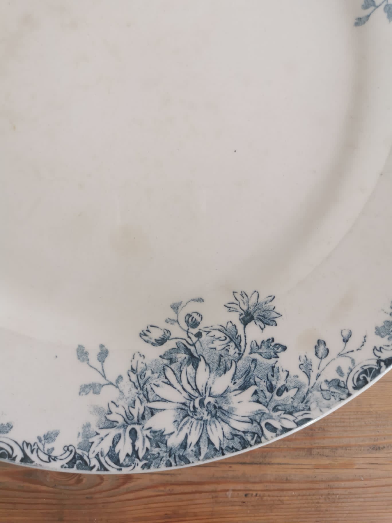 Round serving dish in iron earth