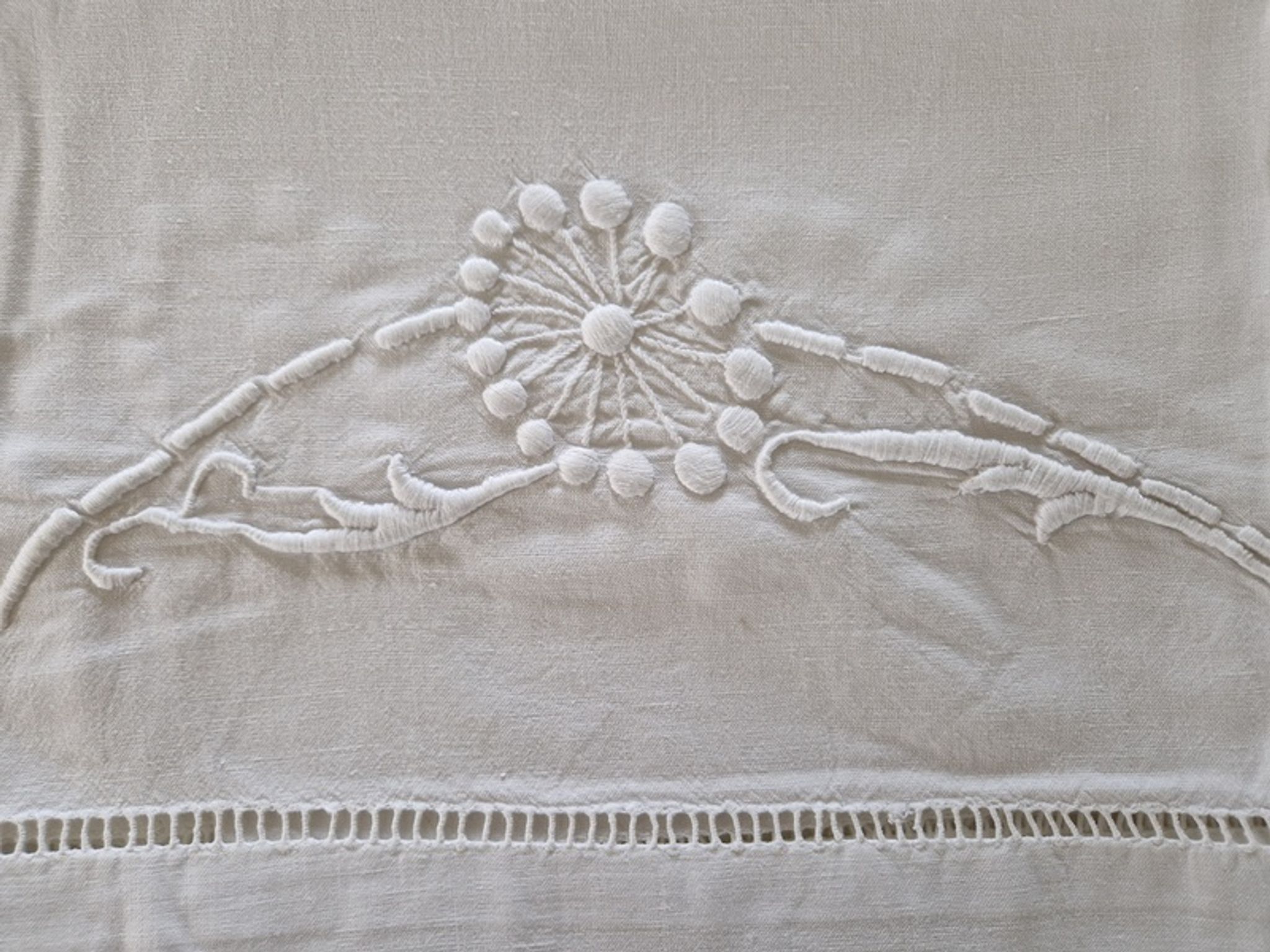 Ancien drap en lin - chiffré rm - avec liseré ajouré et brodé de fleurs - dimensions : 300x220cm