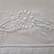 Ancien drap en lin - chiffré rm - avec liseré ajouré et brodé de fleurs - dimensions : 300x220cm