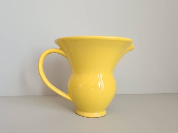 Pichet moderniste en céramique jaune / fabrication artisanale / vintage / France / années 60 / mid-century / XXème siècle