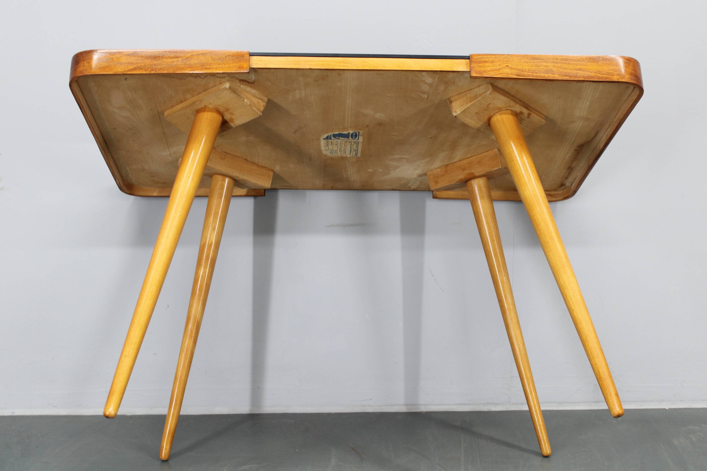 Table basse en hêtre et en verre opaque, années 1960, Tchécoslovaquie