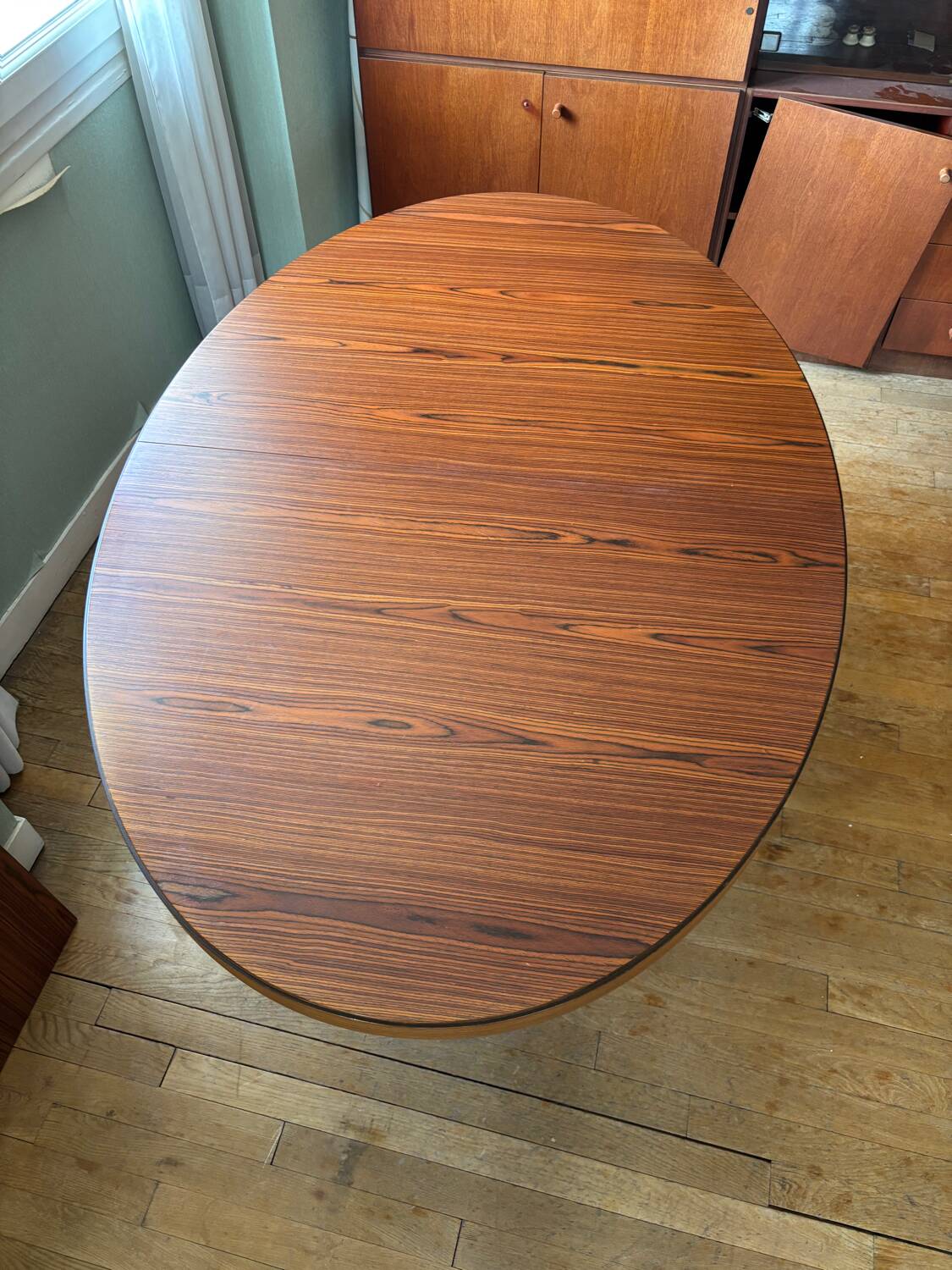 Extendable oval table