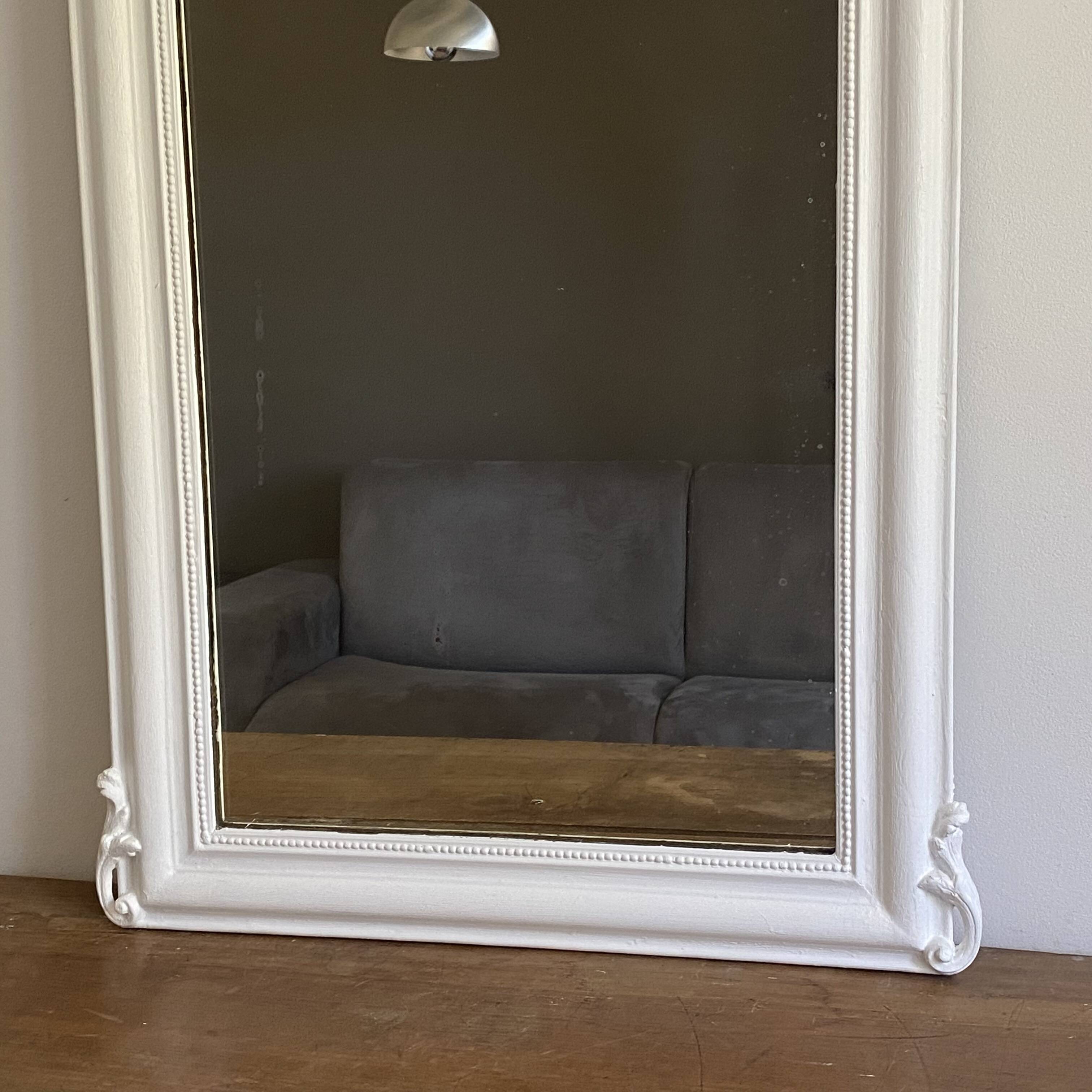 Late 19th-century mirror with a decorated pediment. 112x66.