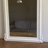 Late 19th-century mirror with a decorated pediment. 112x66.