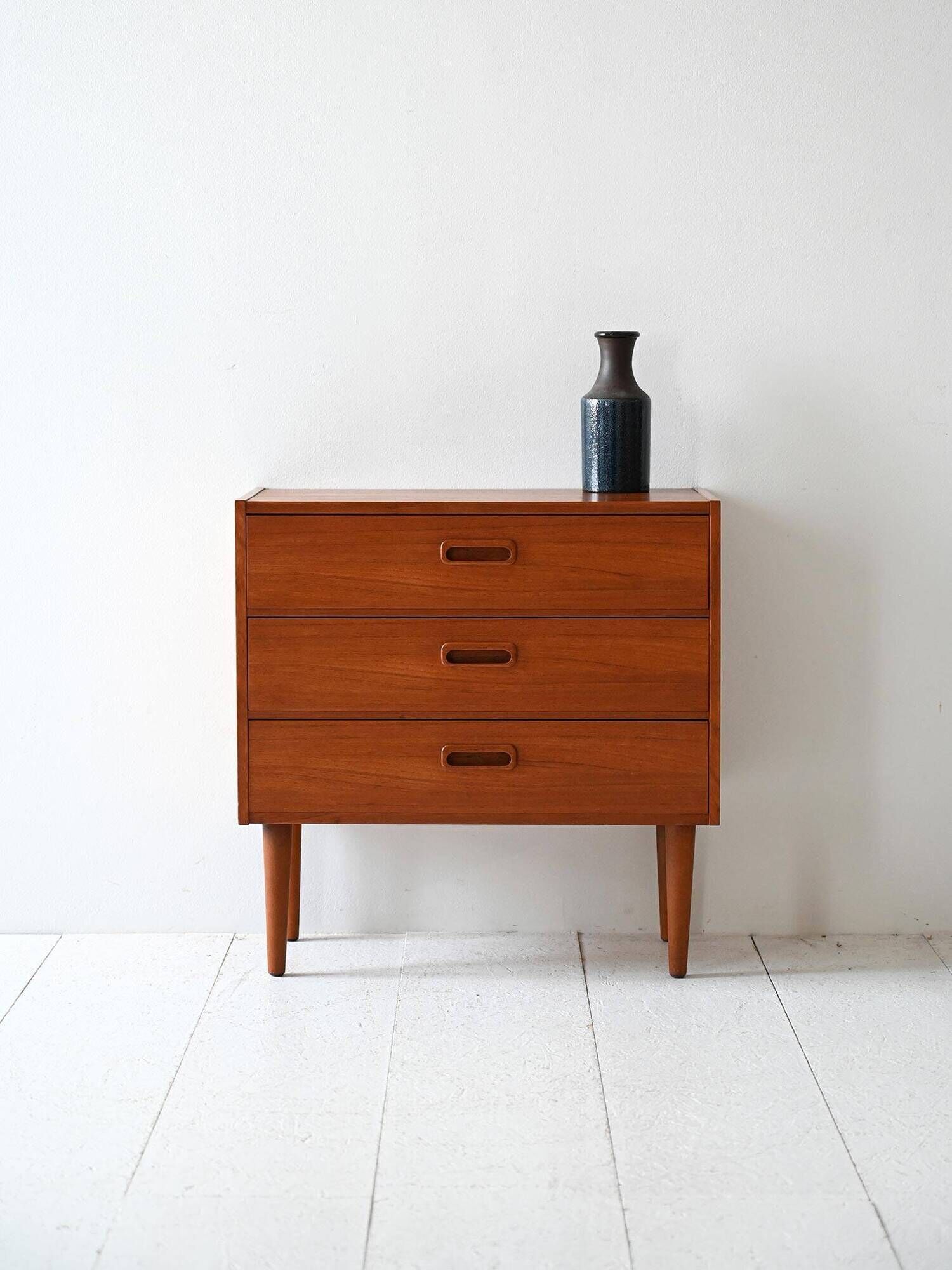 Table de chevet scandinave vintage en teck avec trois tiroirs