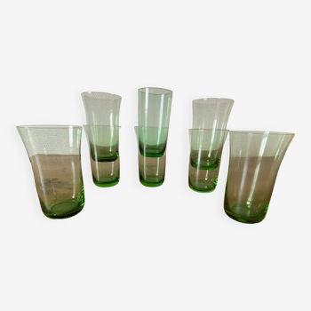 Lot de 8 verres à eau ou orangeaude vintage, en verre couleur verte