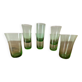 Set of 8 vintage water or orangeaude glasses, in green glass