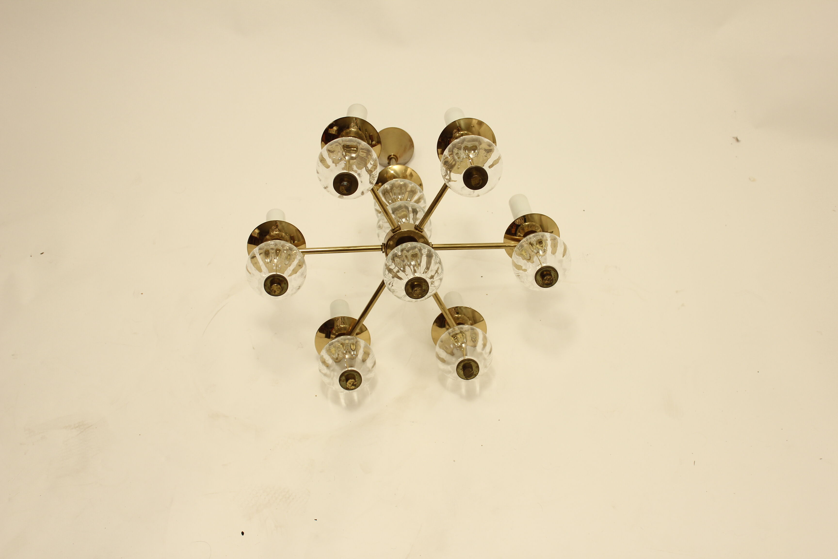 Lustre en laiton avec des ampoules en verre