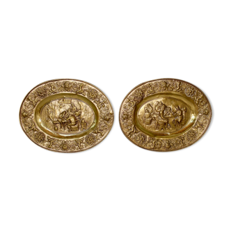 Pair Of Oval Plates In Brass Repulsed 19th century decorated with taverns