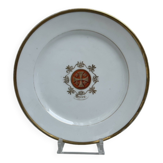 Brussels porcelain plates with the coat of arms of Ypres surrounded by a gold lace.