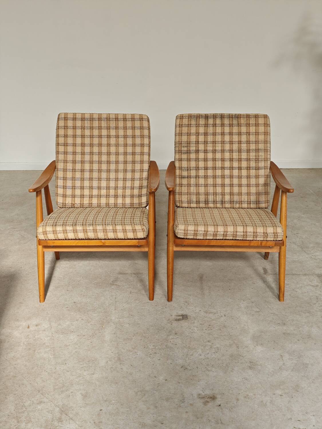 Pair of boomerang armchairs by antonin suman for ton (thonet)