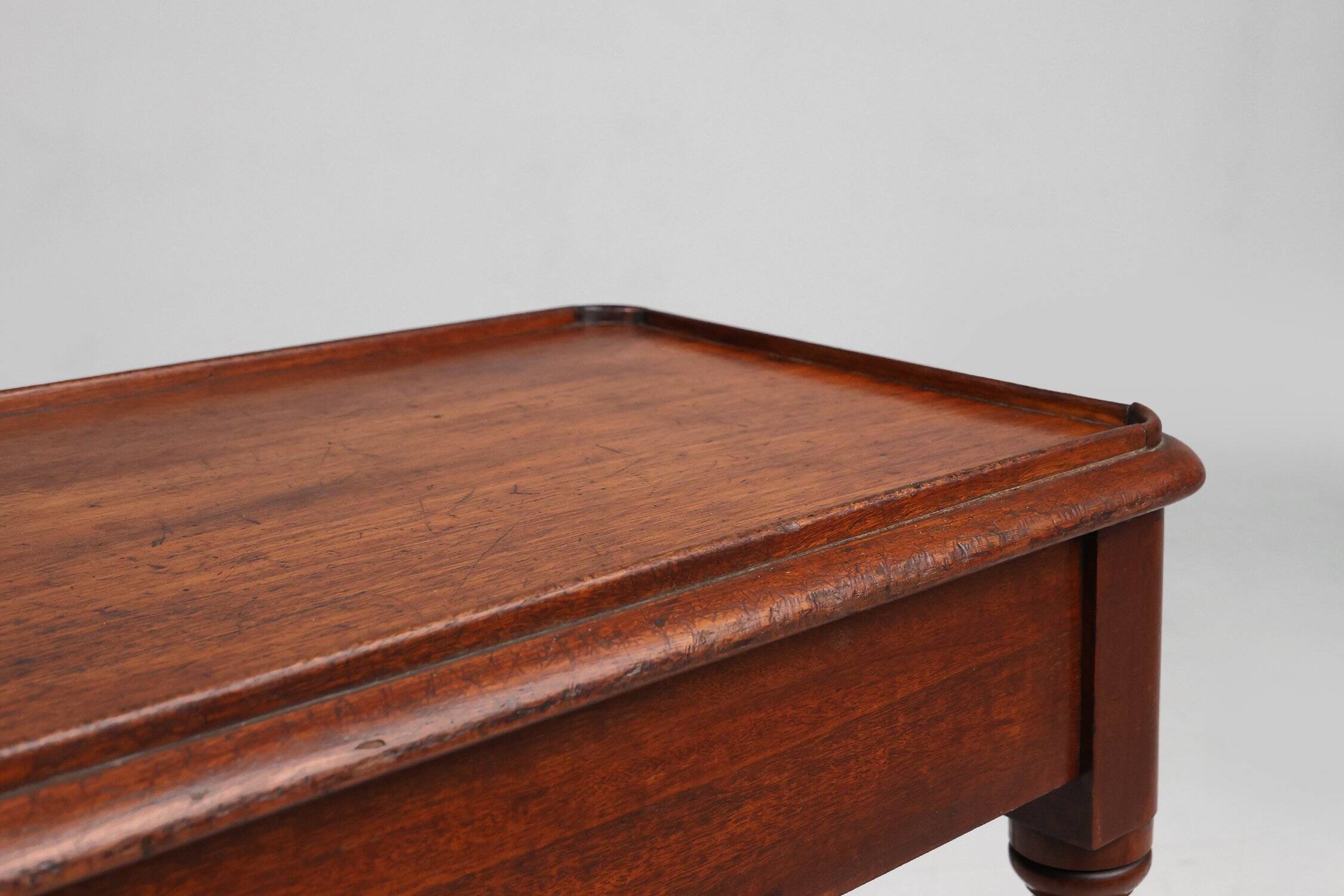 Table d'appoint anglaise élégante du milieu du 19e siècle en bois massif