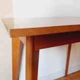 Table scandinave