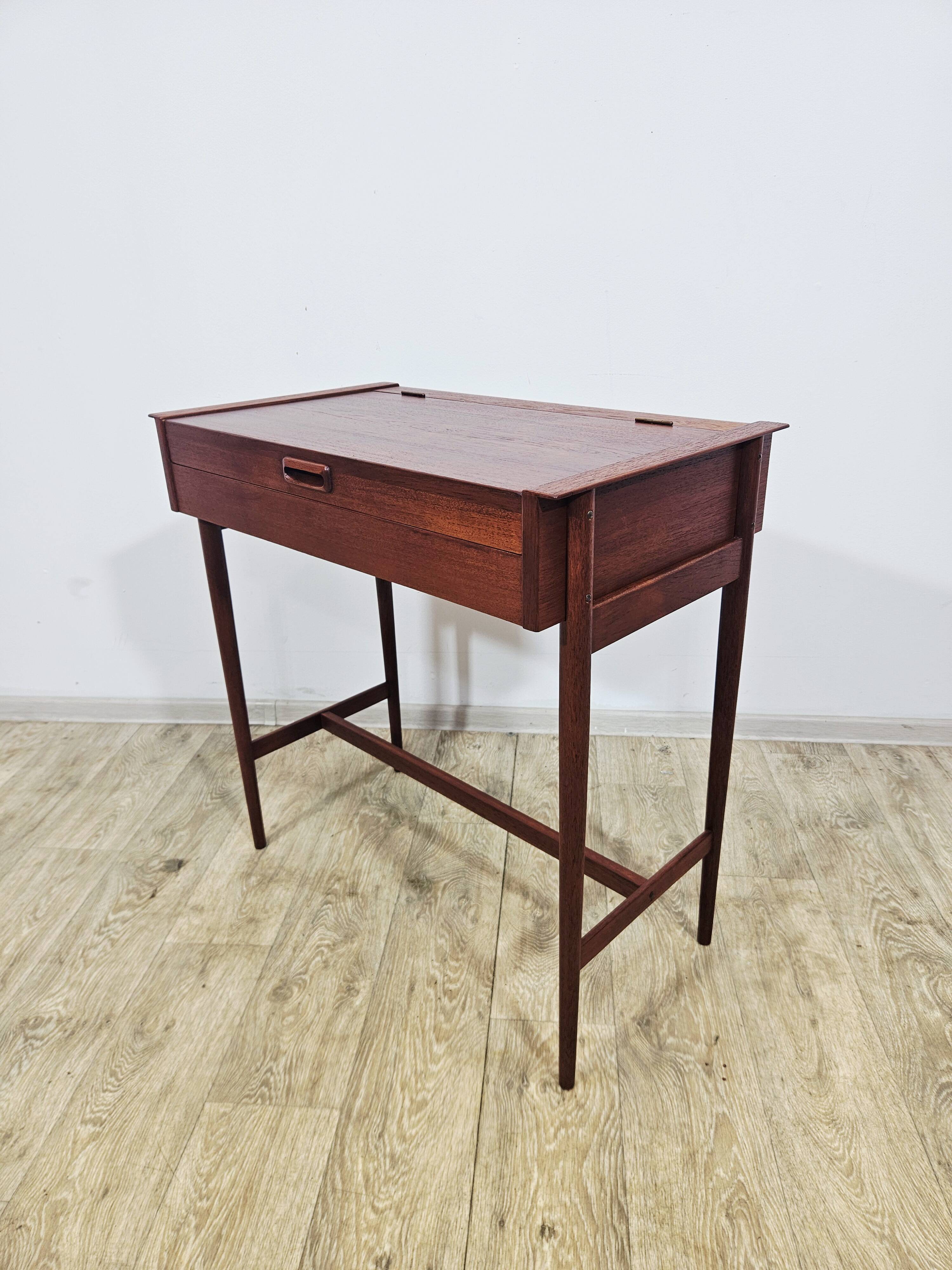 Coiffeuse en teck scandinave – Design danois des années 1960.