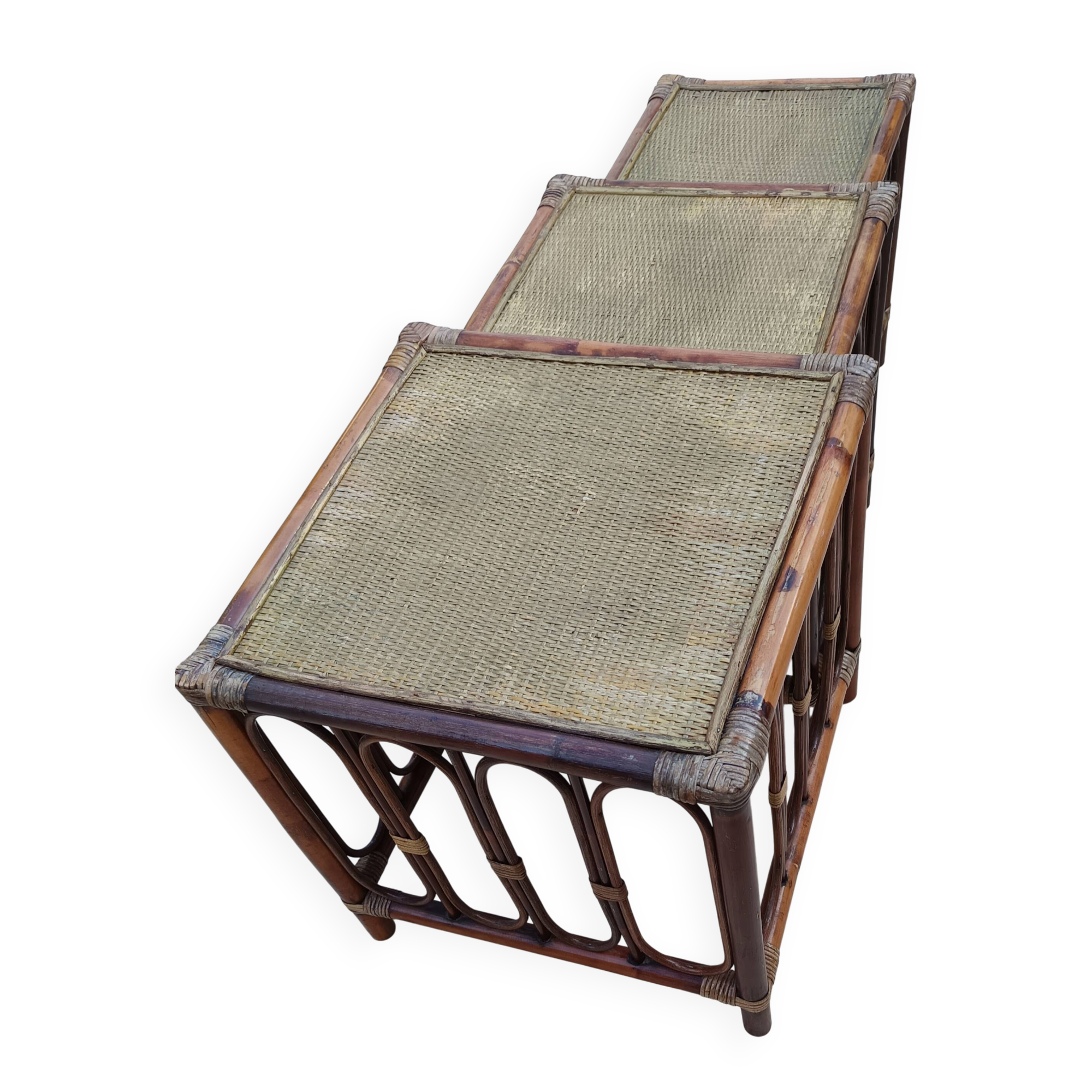 Nest of low tables in rattan, stackable.