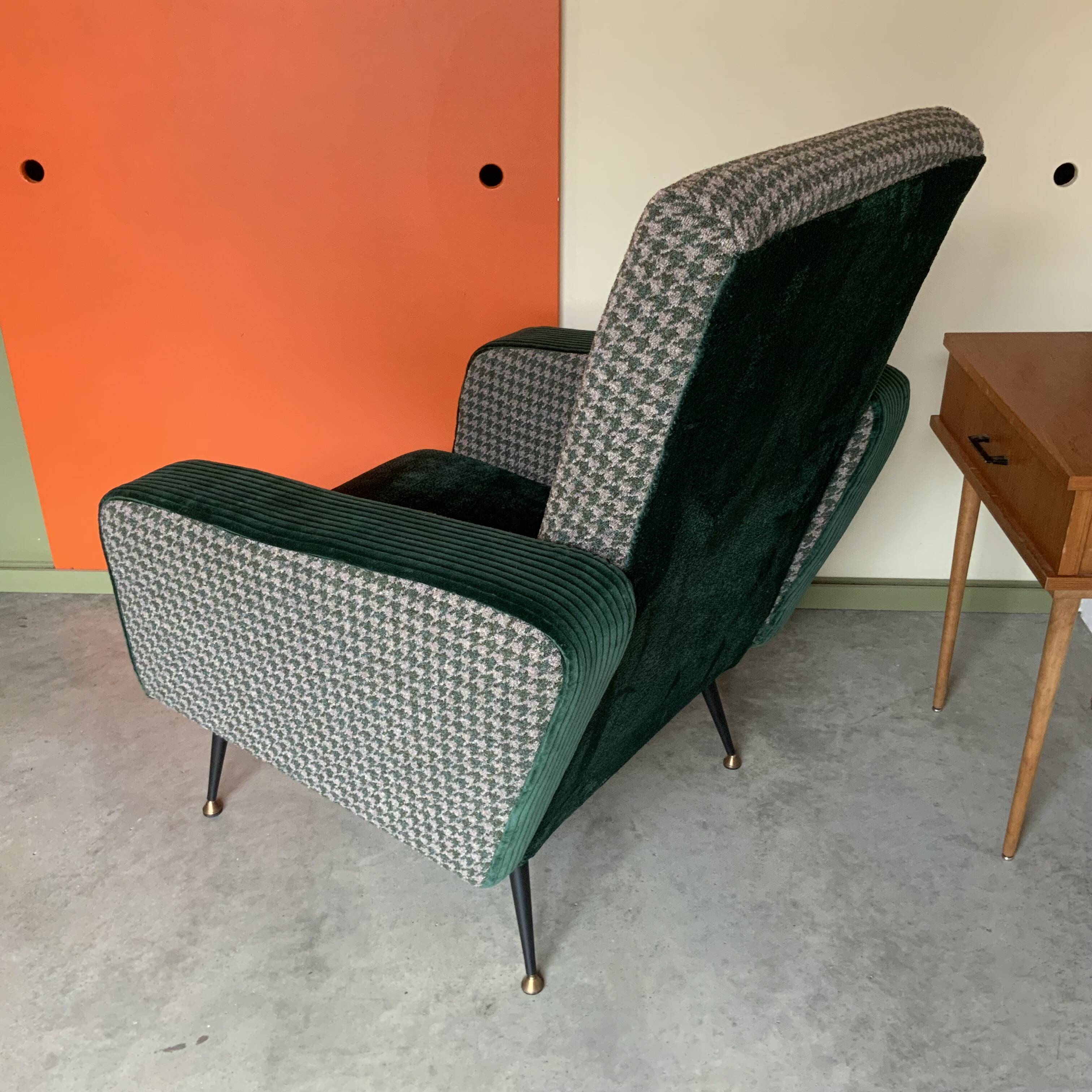 Retro armchair from around 1960 in forest green with houndstooth pattern.