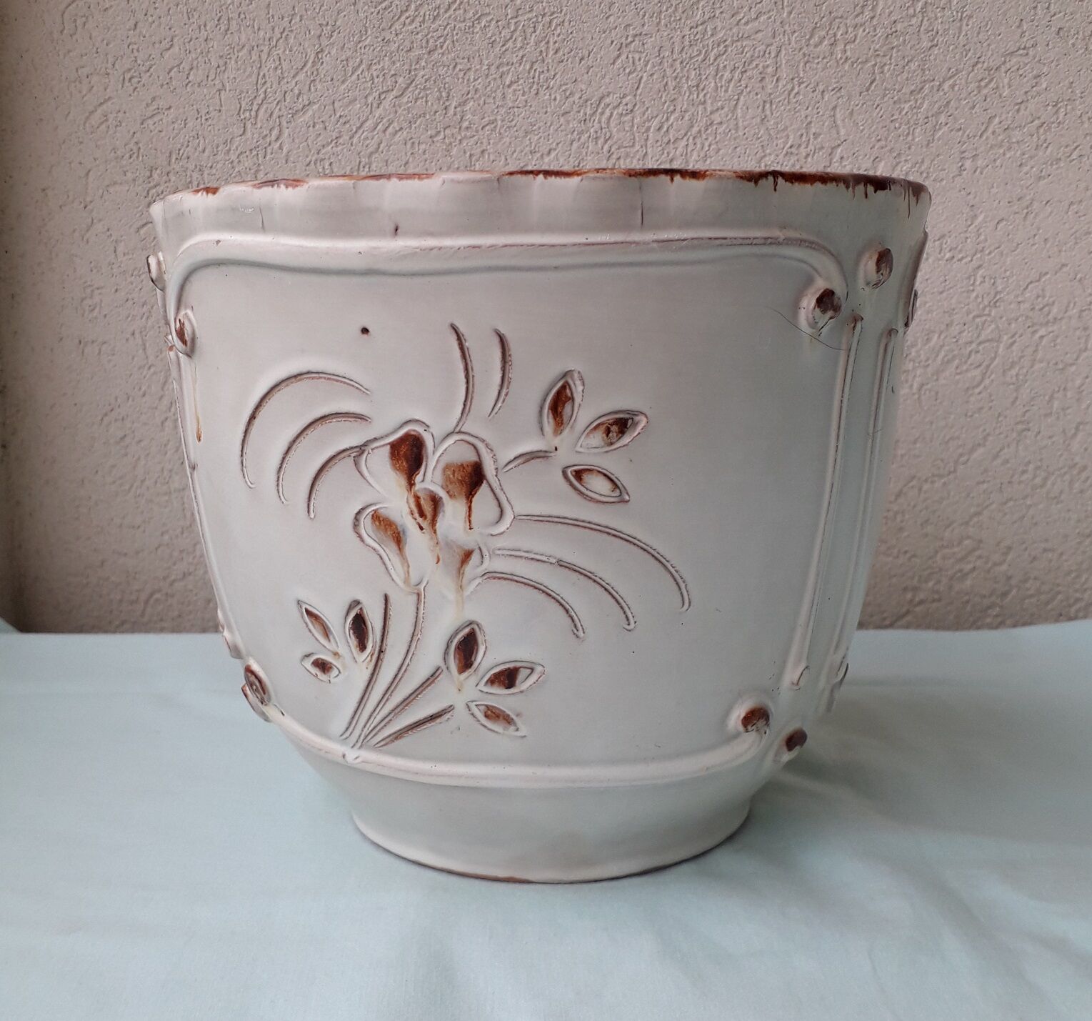 ceramic cache-pot