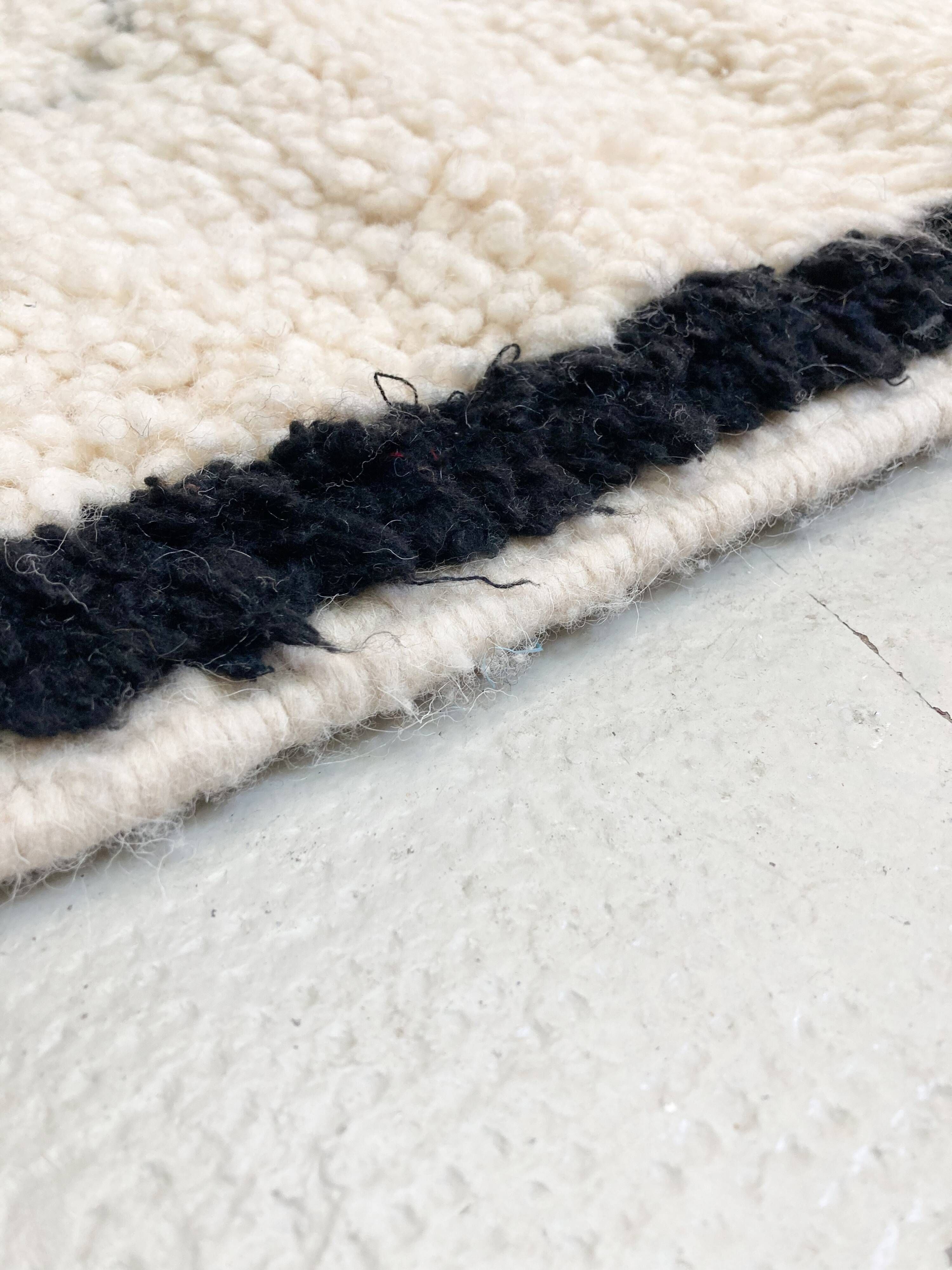 Beni Ouarain Moroccan Berber carpet with diamonds engraved in the weft 2.18x1.21m