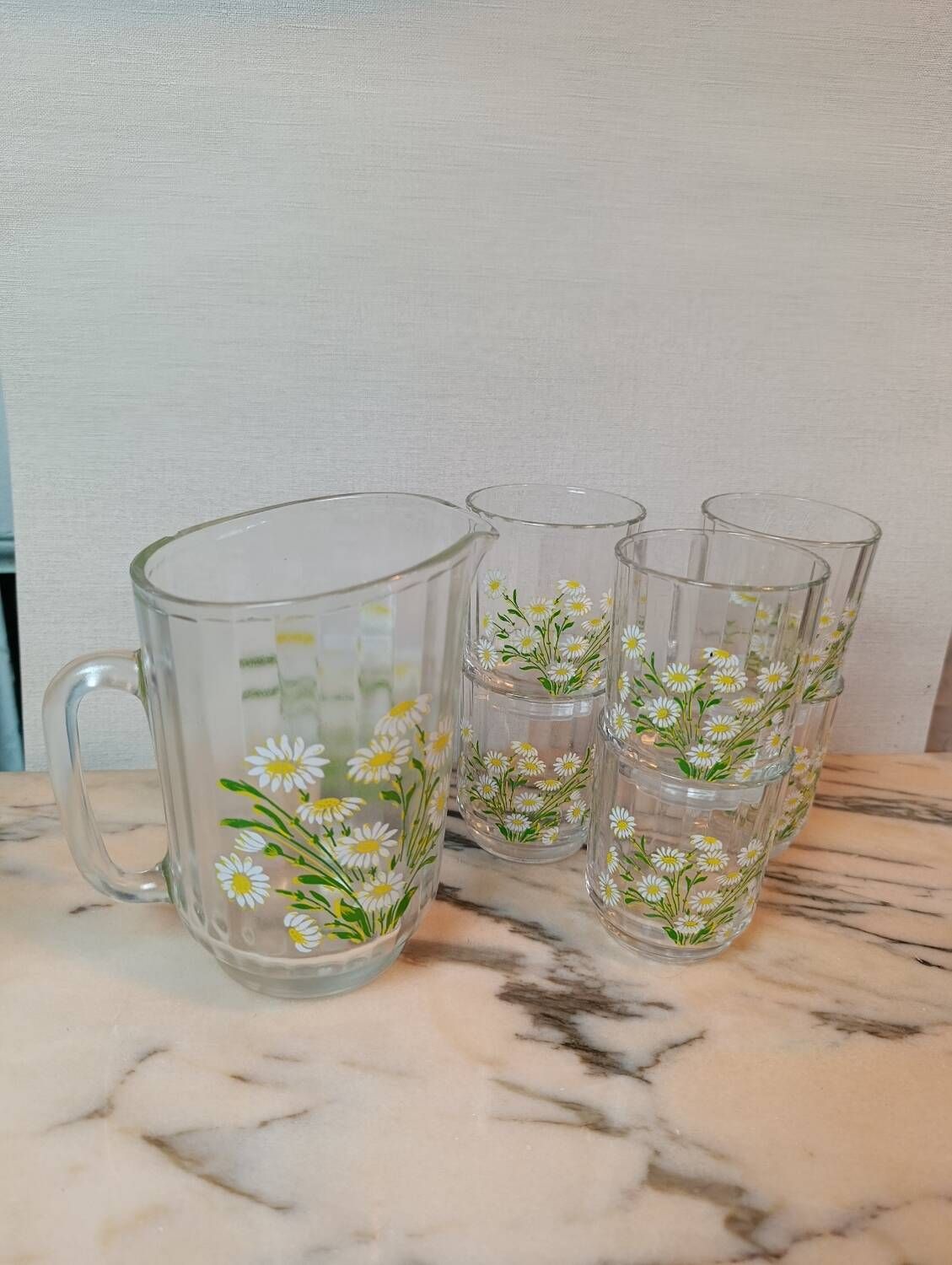 Orangeade service with a jug and six glasses featuring a daisy pattern.