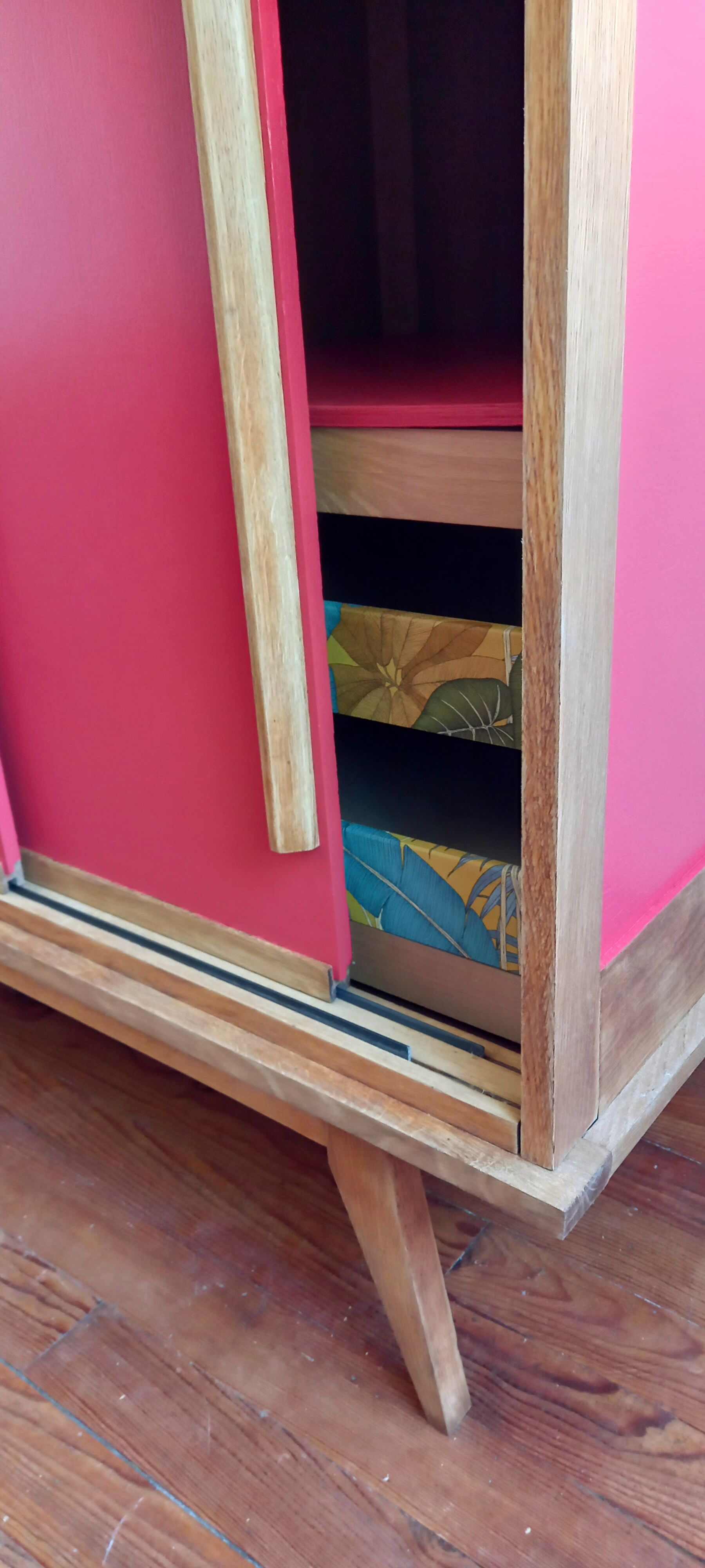 Armoire pieds compas relookée