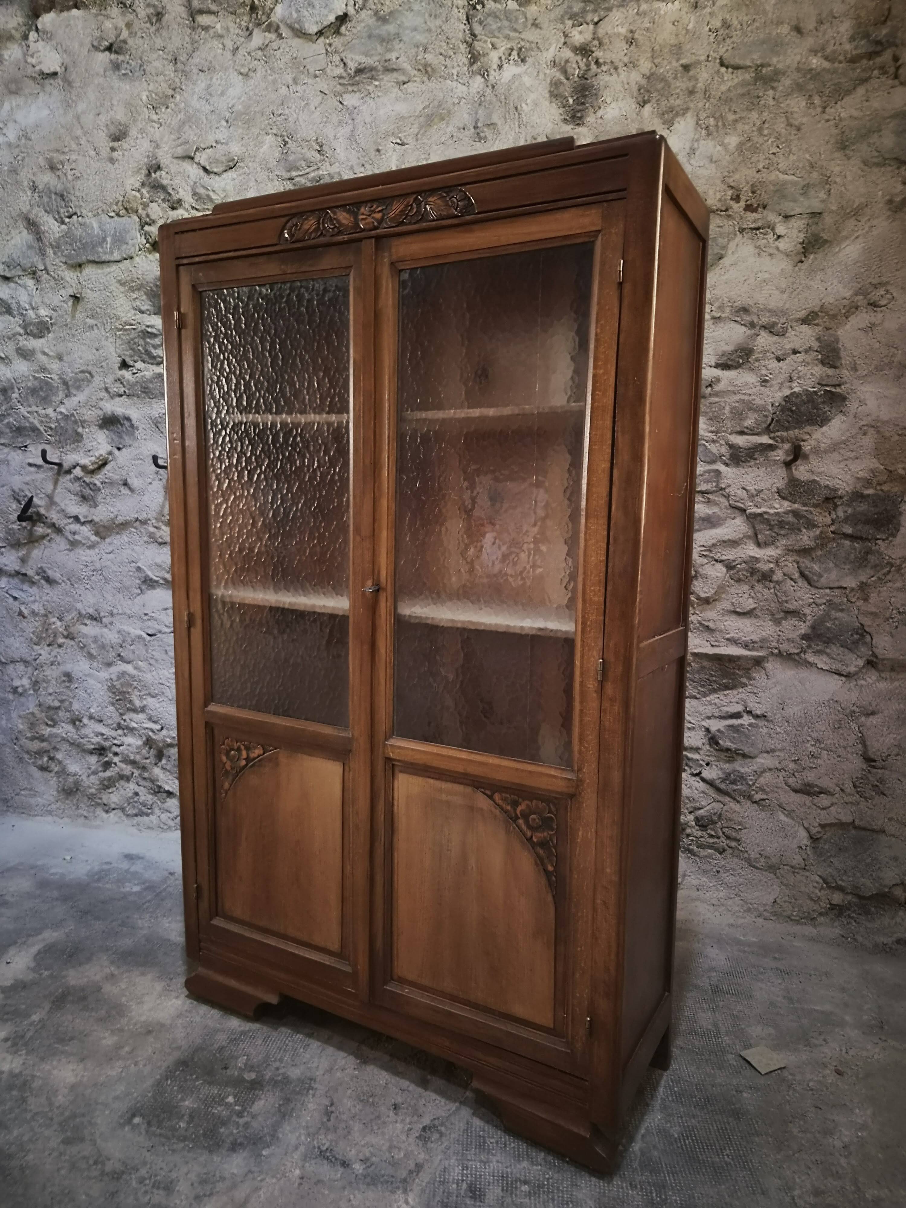 Vitrine française vintage en hêtre, bibliothèque à porte vitrée, meuble Art déco, vers 1930–1950