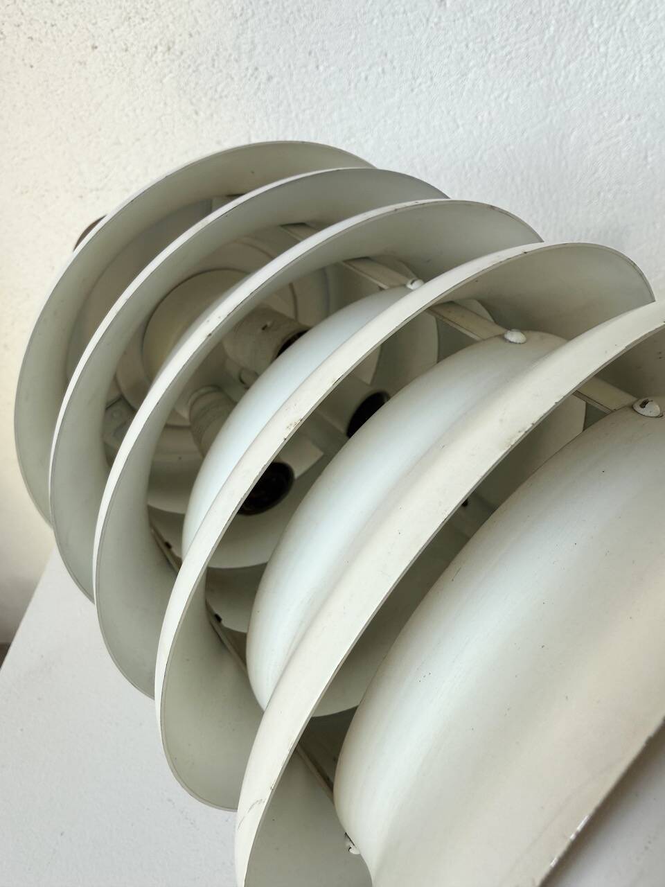 White lacquered metal table lamp from the 60s