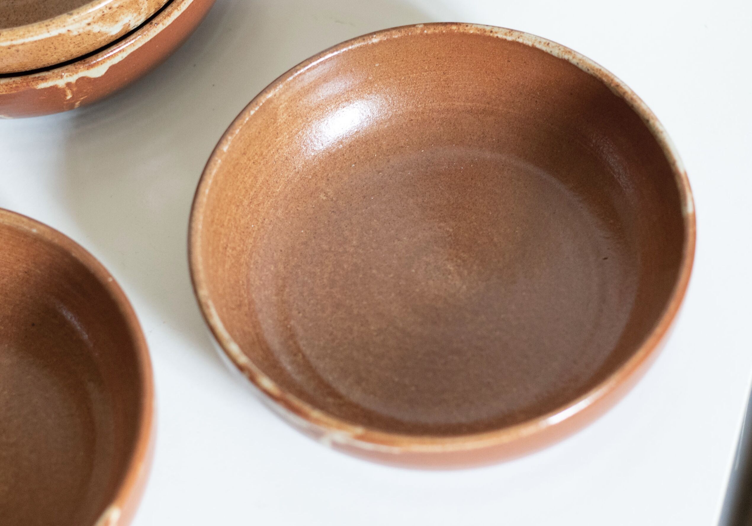 Set of 4 plates in sandstone of Saint Amand signed