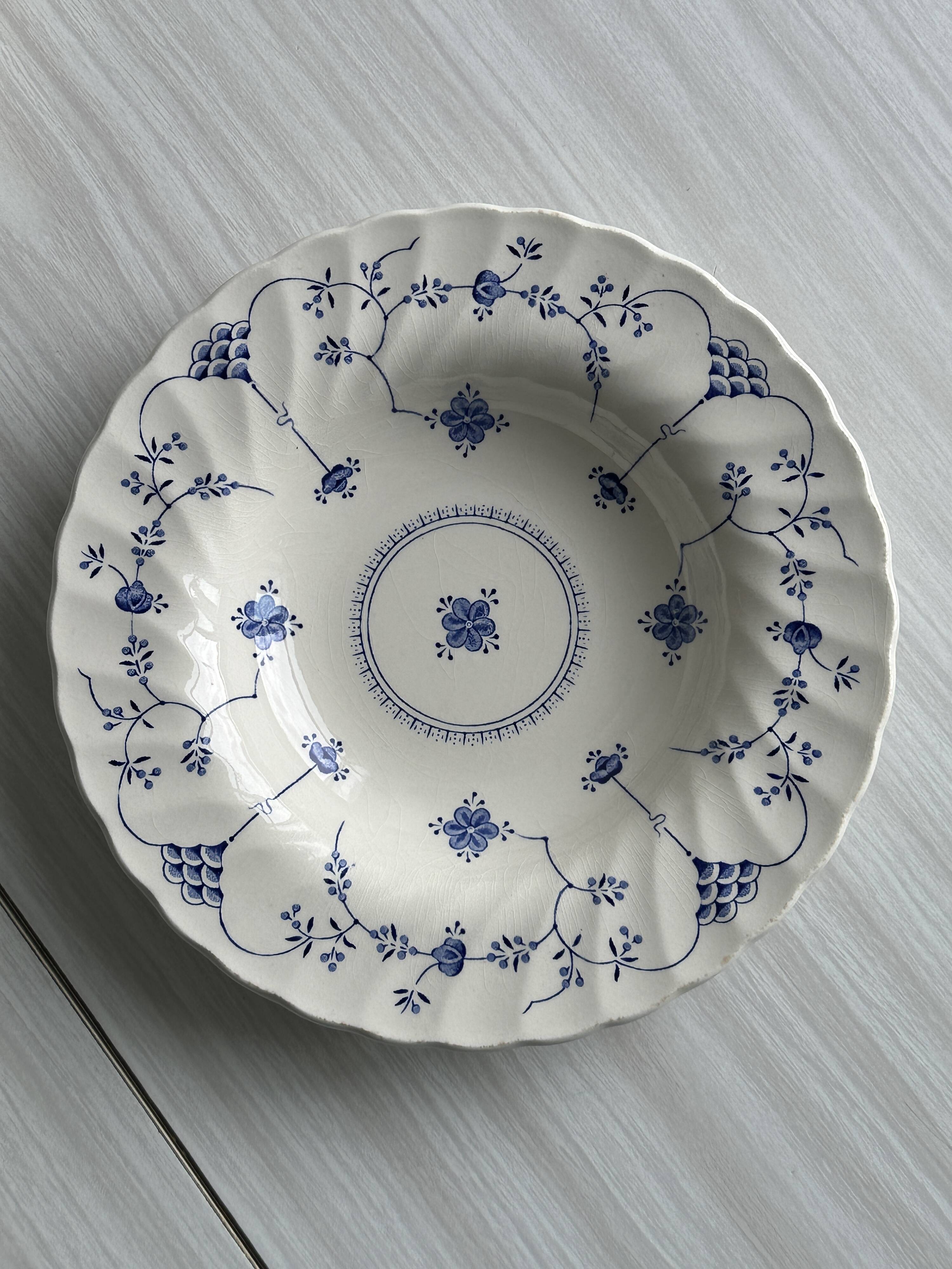 6 Myott plates in English porcelain