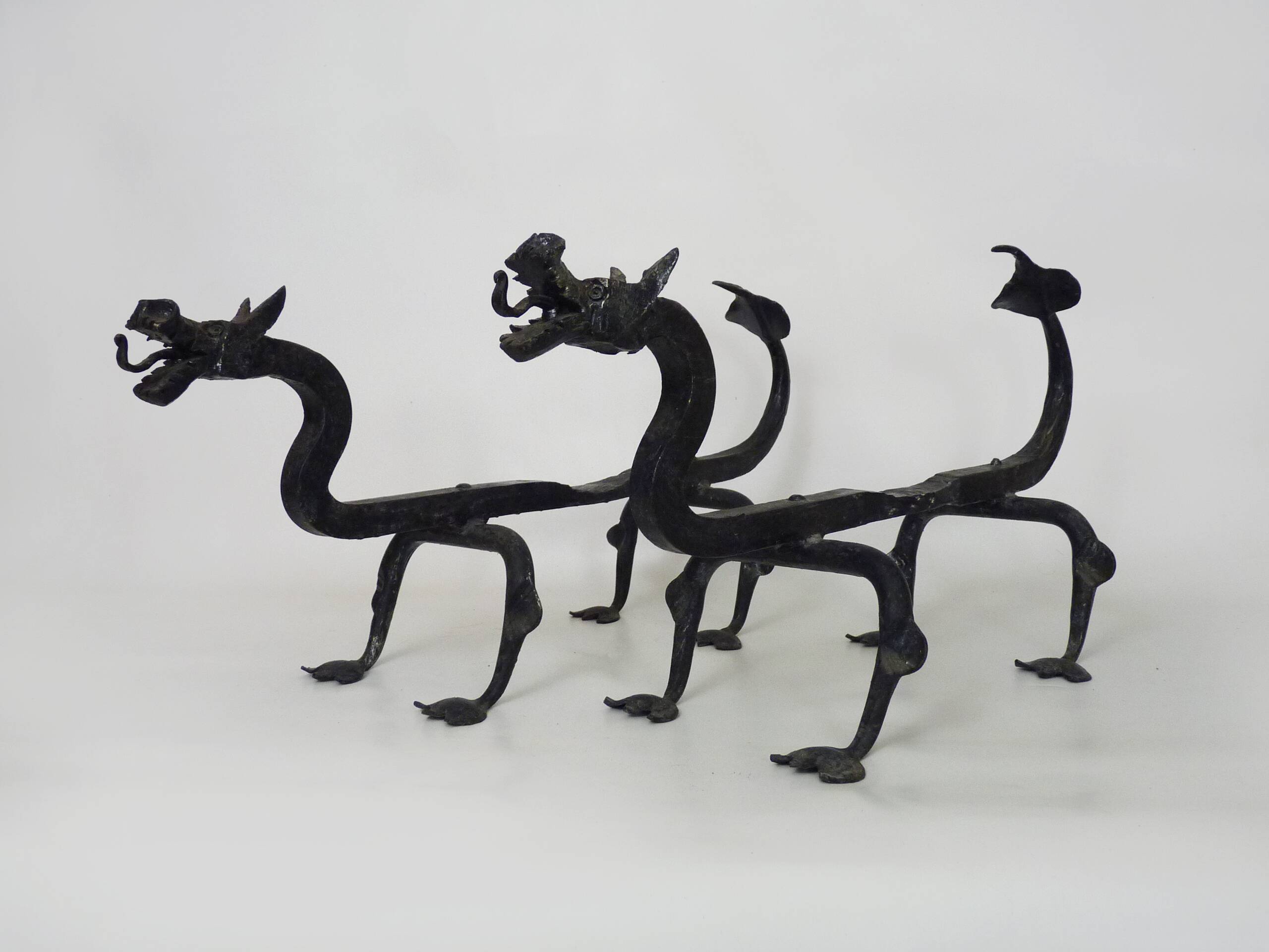 Paire de chenets de cheminée aux dragons en fer forgé