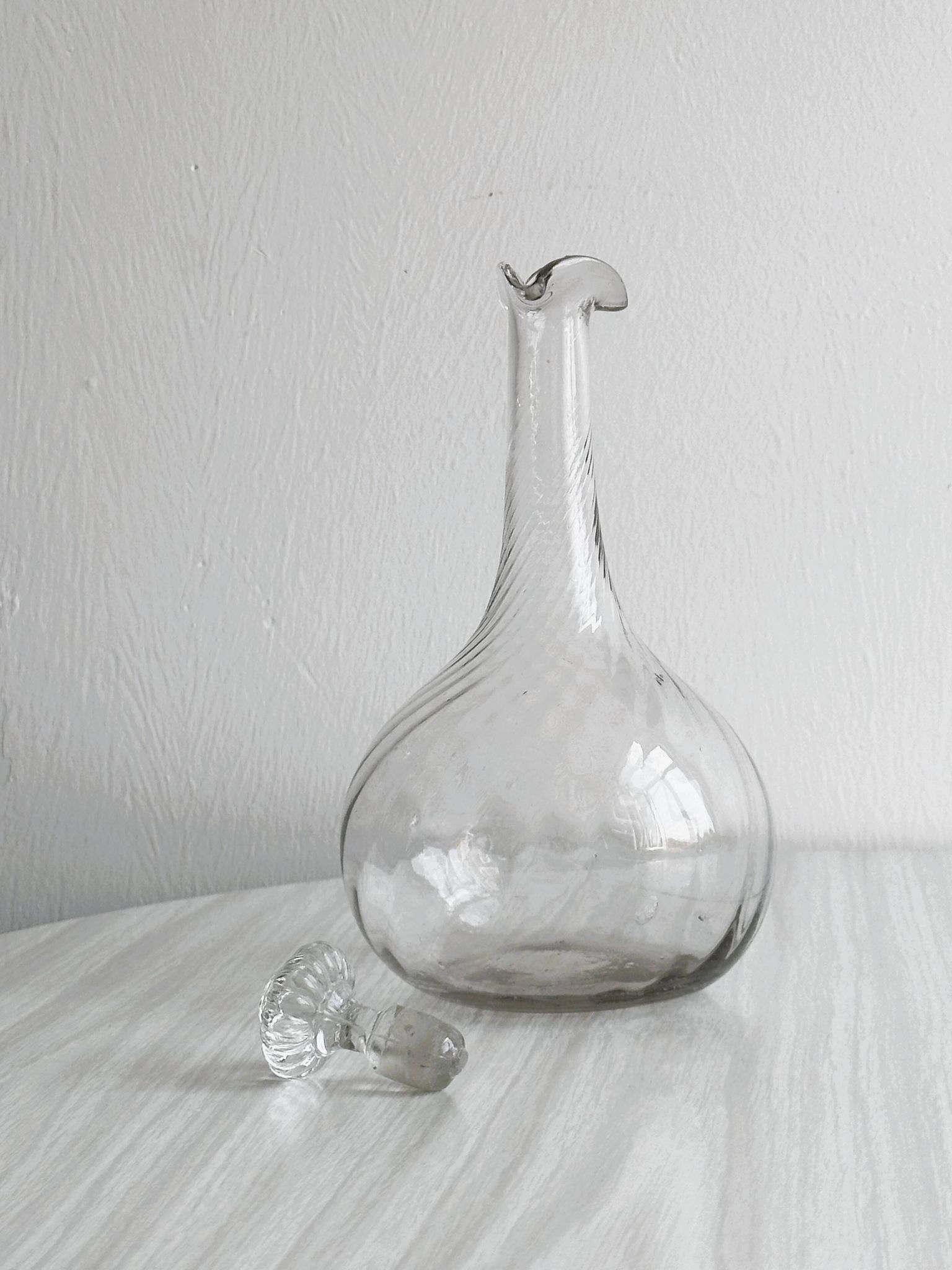 Carafe en verre soufflé torsadé avec bouchon