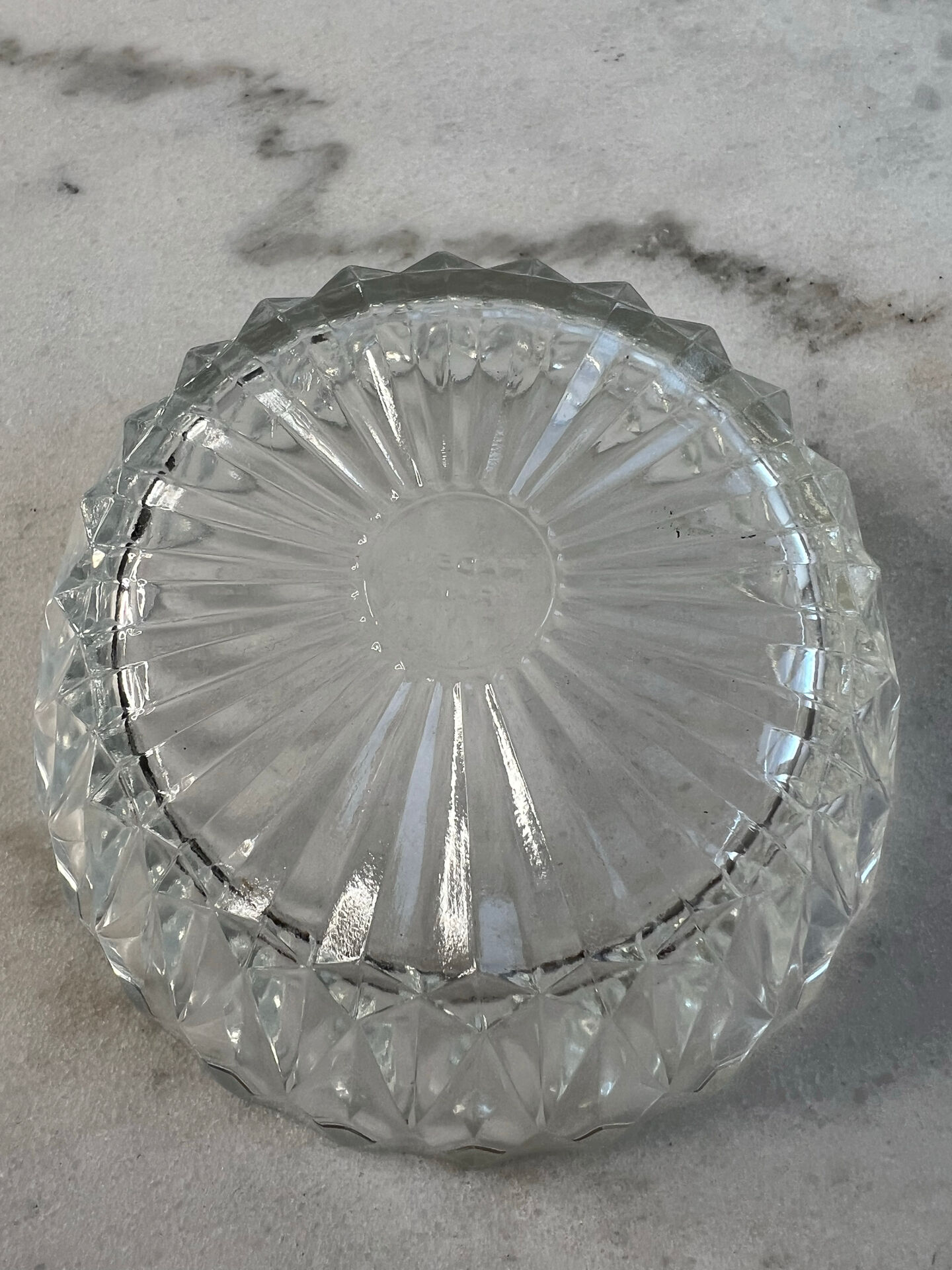 Coupelle en verre taillé estampillée France 11cm