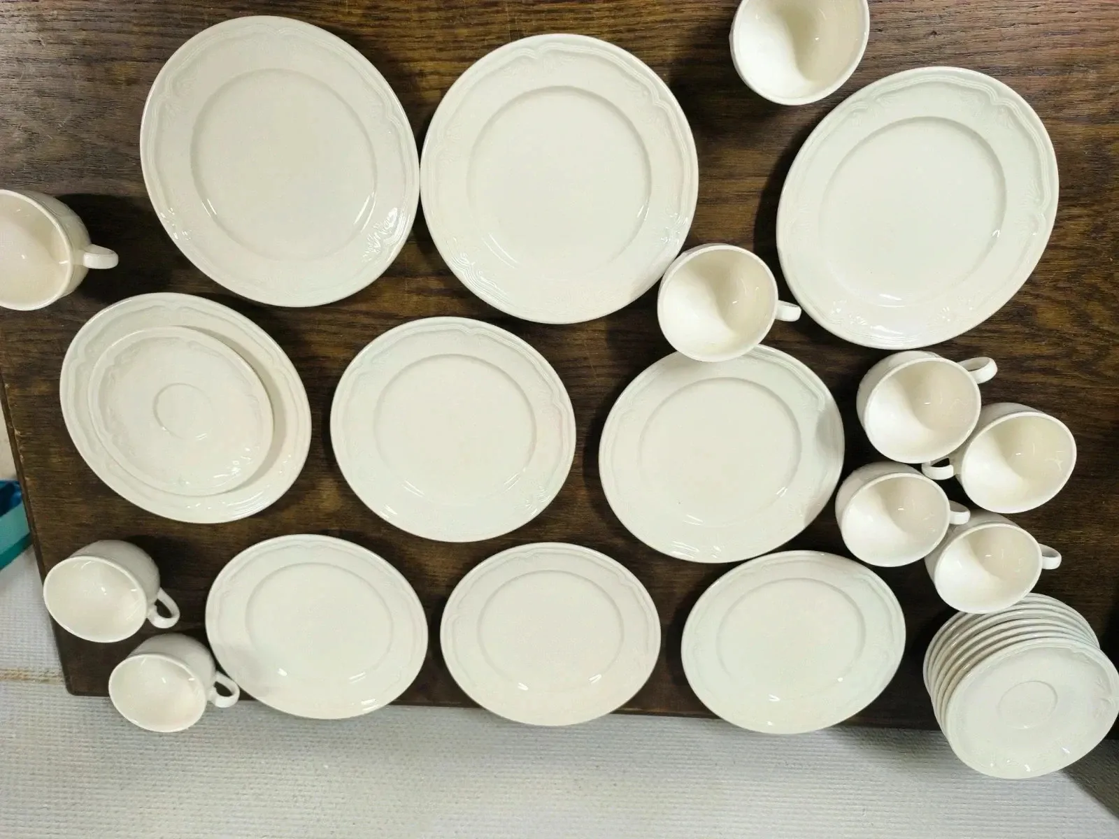 Set of 9 Villeroy and Boch Cortina mugs.