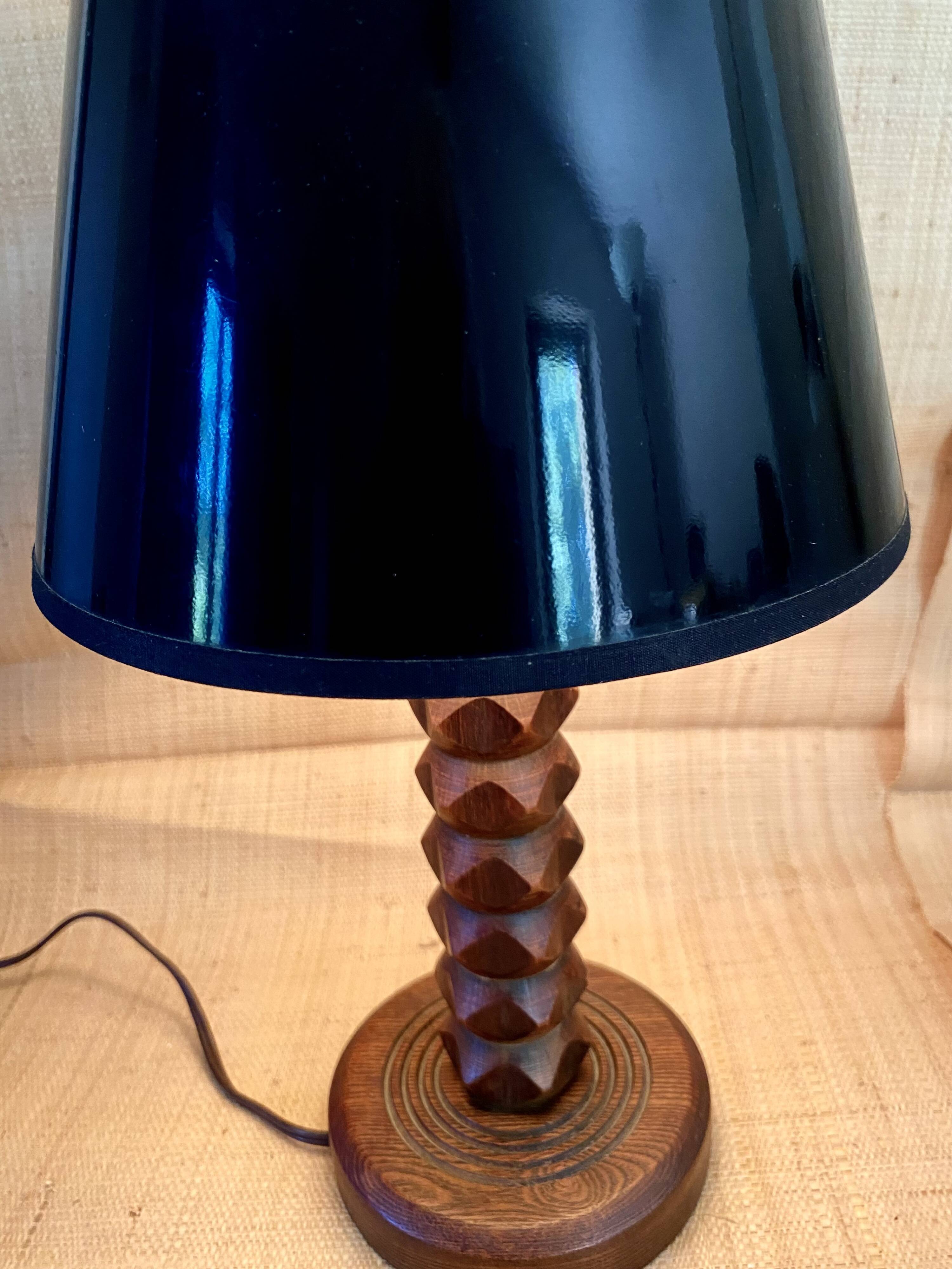 Lampe bois taillé, câble tissu neuf, abat-jour papier