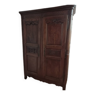 Armoire en chene sculptee