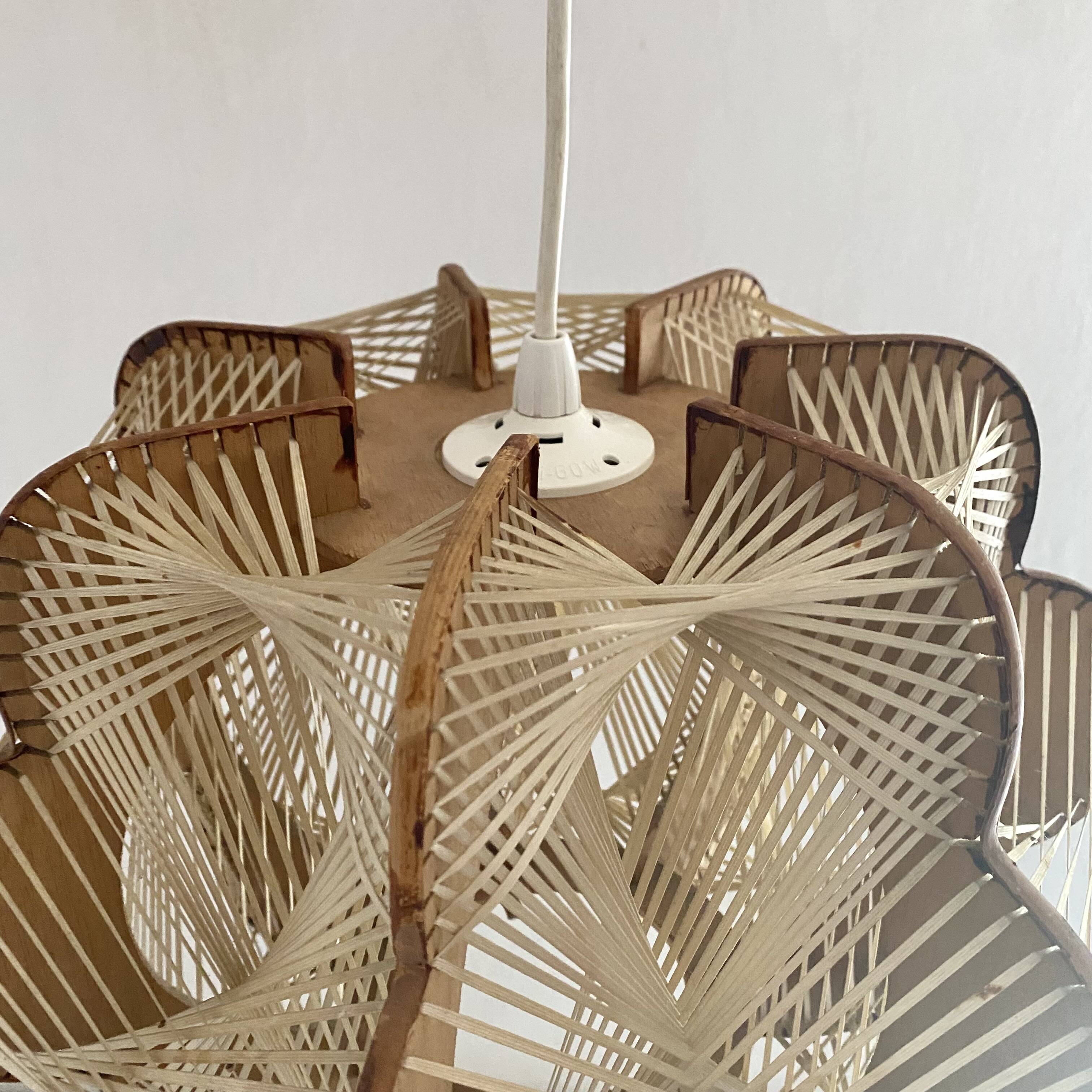Suspension scandinave en bois et fils tendus , années 60-70