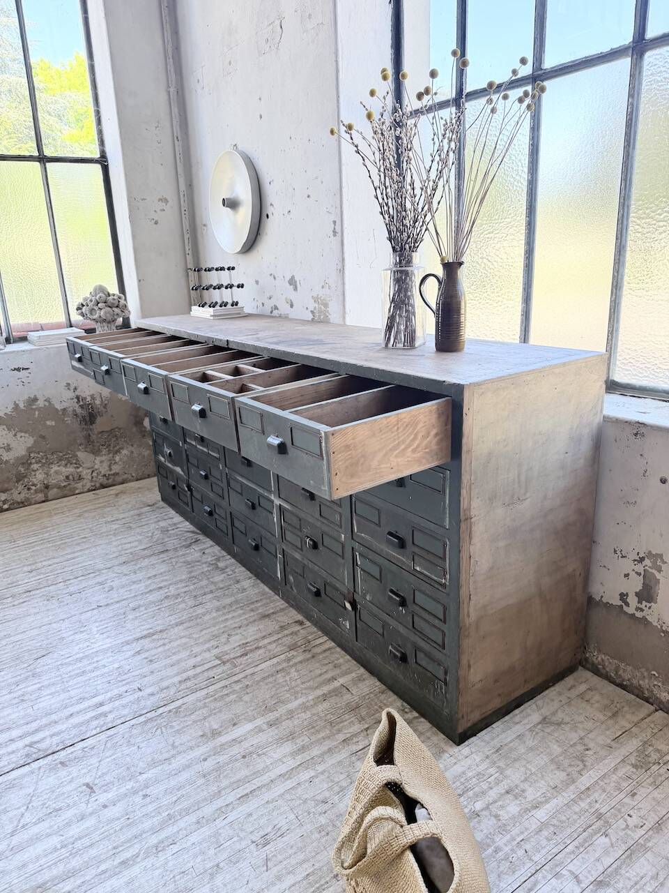 Patinated blue workshop furniture with XL drawers in oak and beech.