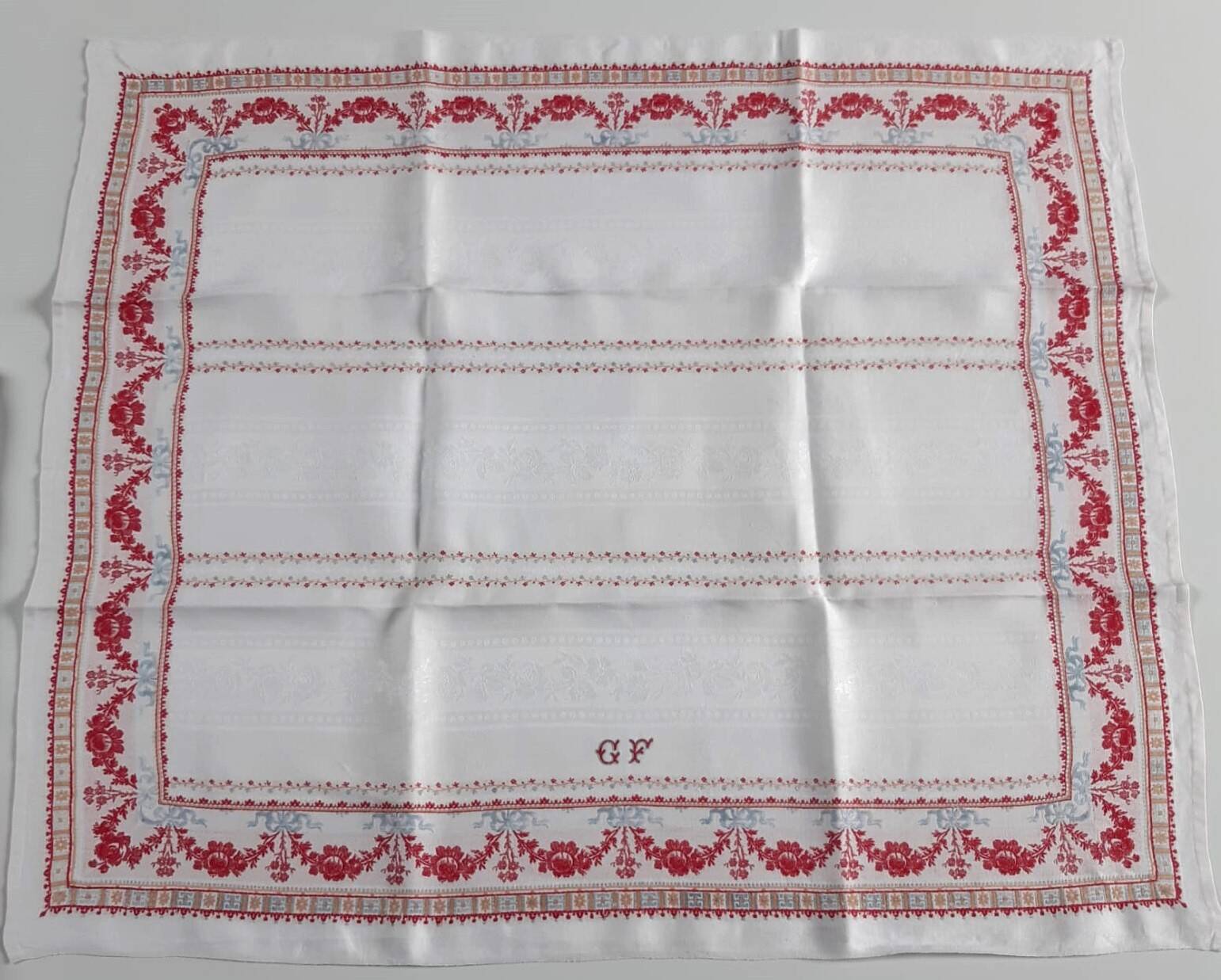 Large red and white tablecloth 1m95x2m85 and its 12 monogrammed “gf” napkins