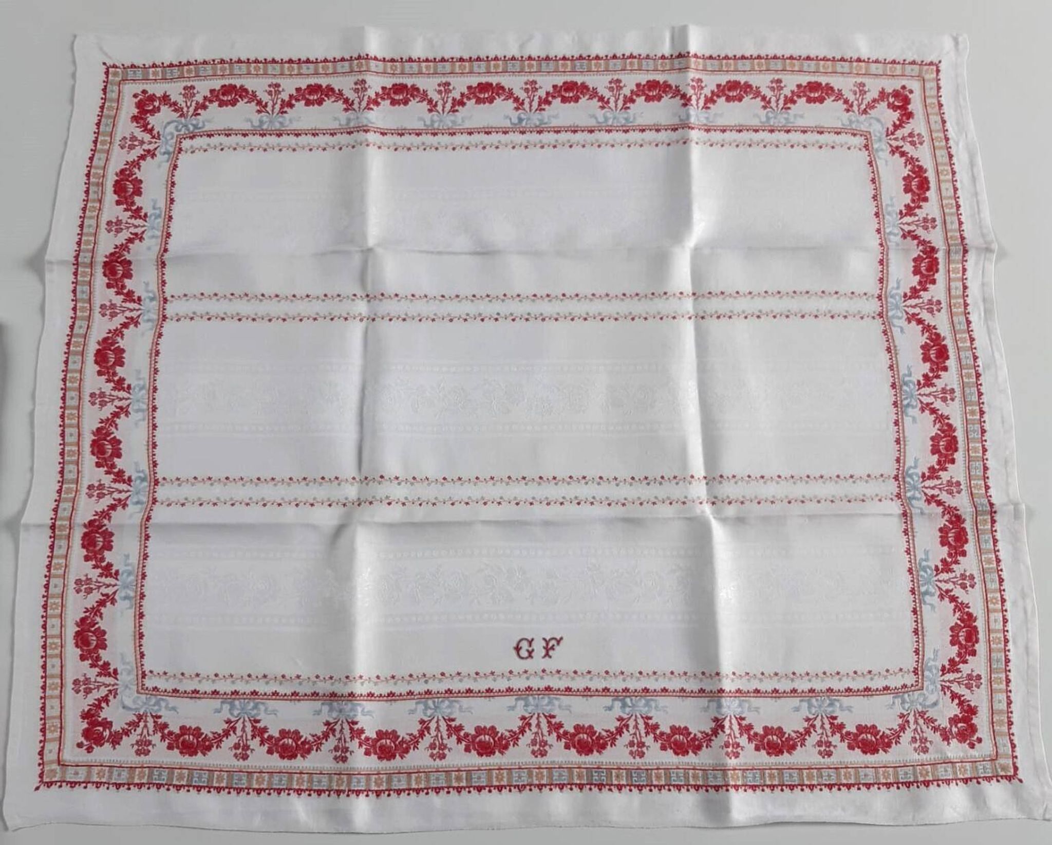 Grande nappe rouge et blanc 1m95x2m85 et ses 12 serviettes monogrammées "gf"
