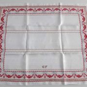 Grande nappe rouge et blanc 1m95x2m85 et ses 12 serviettes monogrammées "gf"